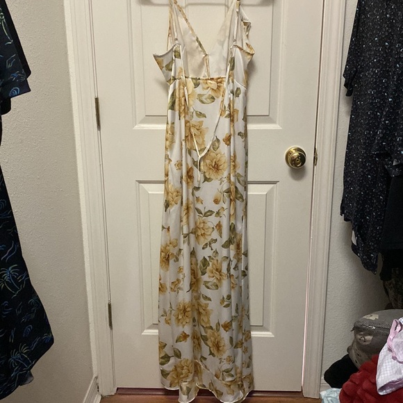 Your lightweight sleek summer dress of your dreams! - Picture 2 of 4